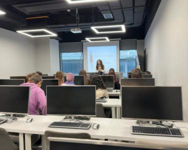 During our winter school, Ph.D. Şebnem Özdemir gave a presentation on generative artificial intelligence to high school students.