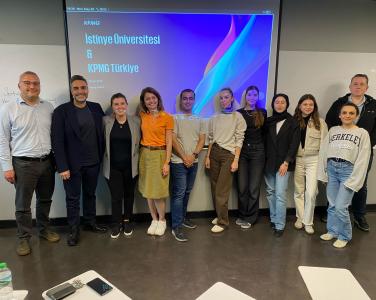 İstinye Üniversitesi İşletme Bölümü, KPMG iş birliğiyle gerçekleştirdiği "Sürdürülebilirlik Raporlamasının Yeni Paradigması: Zorunlu Raporlamaya Geçişte TSRS Yolculuğu" başlıklı seminer ile iş dünyasının dönüşümünü çok yönlü bir bakış açısıyla ele aldı.